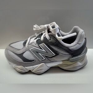 New Balance Kids Sneakers - Size 13 US
Gently used and in great condition!